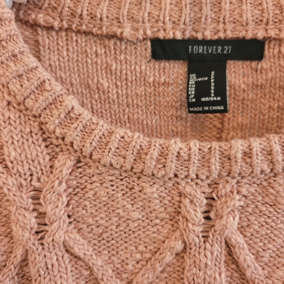 Cute crop cable knit sweater - Picture 2 of 3